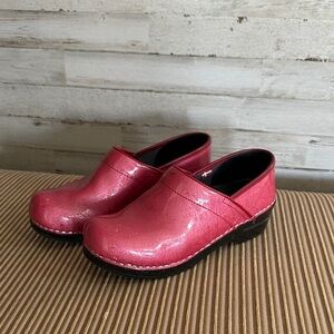 Sanita Shiny Pink Clogs